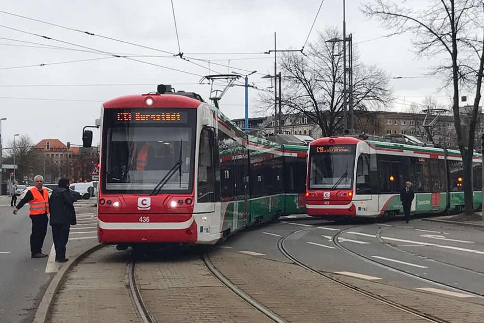 Die Bahnen sind in der Kurve auf dem Stefan-Heym-Platz kollidiert.