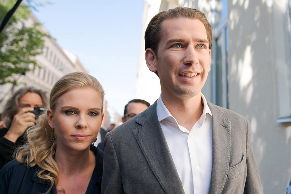 Sebastian Kurz, Vorsitzender und Spitzenkandidat der ÖVP, und seine Freundin Susanne Thier kommen am Sonntag zur Stimmabgabe für die Parlamentswahl.