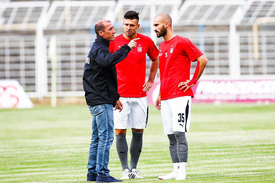 Der FSV um (v.l.) Coach Joe Enochs, Davy Frick und Nico Antonitsch will heute mit einem Sieg in Großaspach den Ost-Clubs Jena und Cottbus helfen.