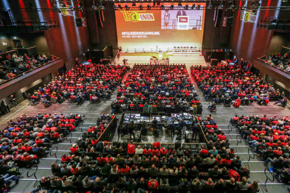 Die Mitgliederversammlung des 1. FC Union Berlin in der Verti Music Hall ist gut besucht.