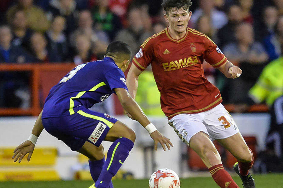 Oliver Burke in voller Aktion während des Champions-League-Spiels Nottingham Forest gegen Charlton Athletic.