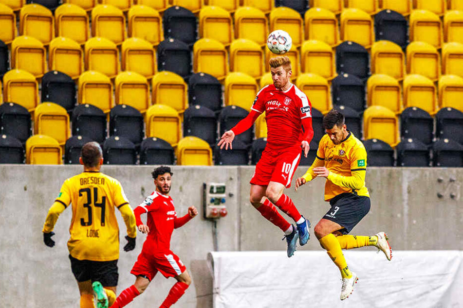 Nicht auf einer Höhe: Gegen HFC-Angreifer Mathias Fetsch (o.) war kein Dynamo-Kraut gewachsen. Fetsch setzte sich hier im Kopfball gegen Dario Dumic (r.) durch.
