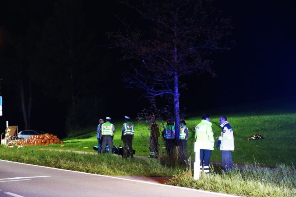 Eine 48-jährige Mutter, ihre 16-jährige Tochter und ihr 14-jähriger Sohn sind bei einem schweren Verkehrsunfall gestorben. Auch der Motorradfahrer kam ums Leben.