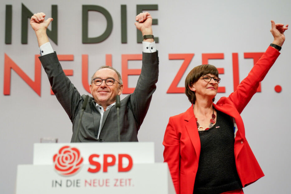 Das neue SPD-Führungsduo lässt sich feiern.