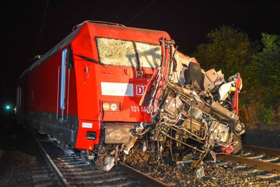 Für den Lastwagenfahrer kam jede Hilfe zu spät. Er starb noch an der Unglücksstelle.