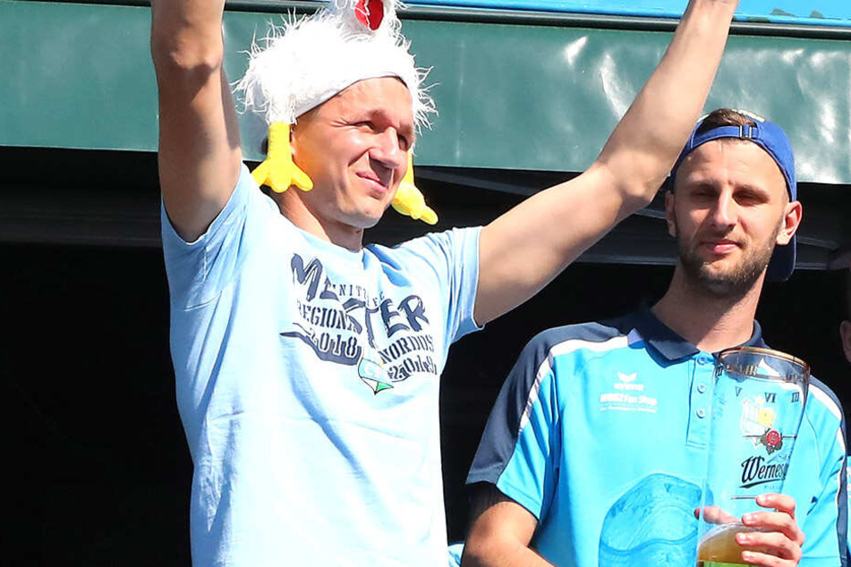 Zur Aufstiegsfeier ließen es Daniel Frahn (l.) und Dejan Bozic krachen wie sonst nur auf dem Spielfeld. 45 Tore schoss das Duo in der Regionalliga.