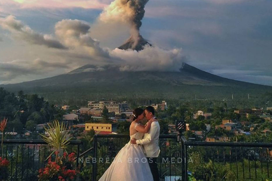 Was für ein Foto! Vor dem ausbrechenden Vulkan Mayon auf den Philippinen feierten Arlo De La Cruz und Maica Nicerio Hochzeit.