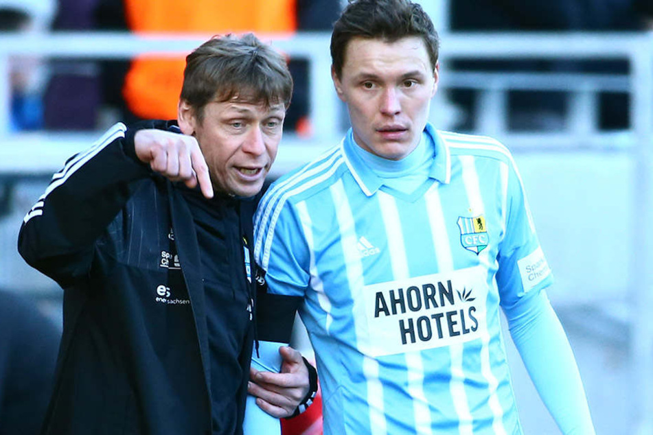 Anweisungen für Alexander Bittroff (r.) von Coach Sven Köhler. Sagt der Coach ihm, wie es mit dem Toreschießen klappen könnte?