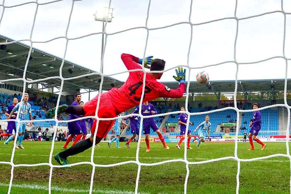 Wieder setzte der CFC Werder-Keeper Eric Oelschlägel unter Druck. Absender des Balles war Björn Jopek.
