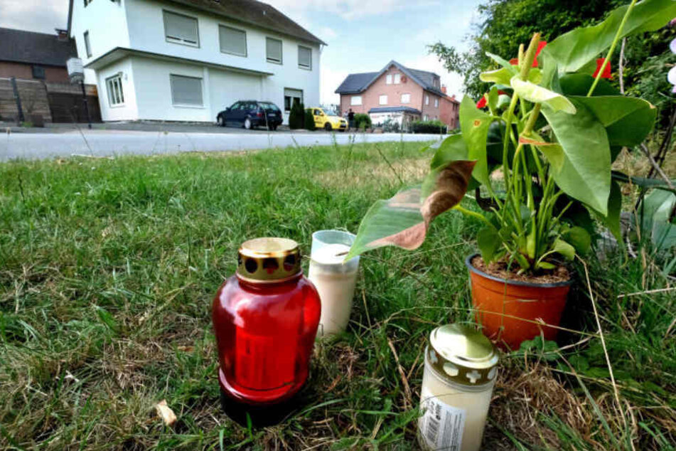 Kerzen erinnerten noch lange an den Tod des dreifachen Familienvaters.