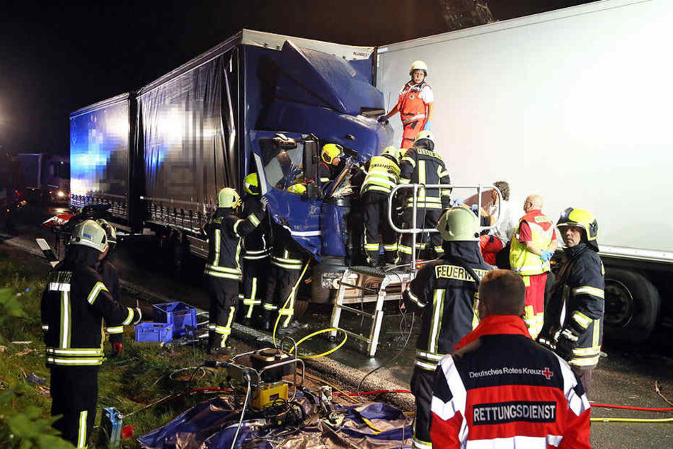Der Mann musste aus seinem Fahrerhaus befreit werden.