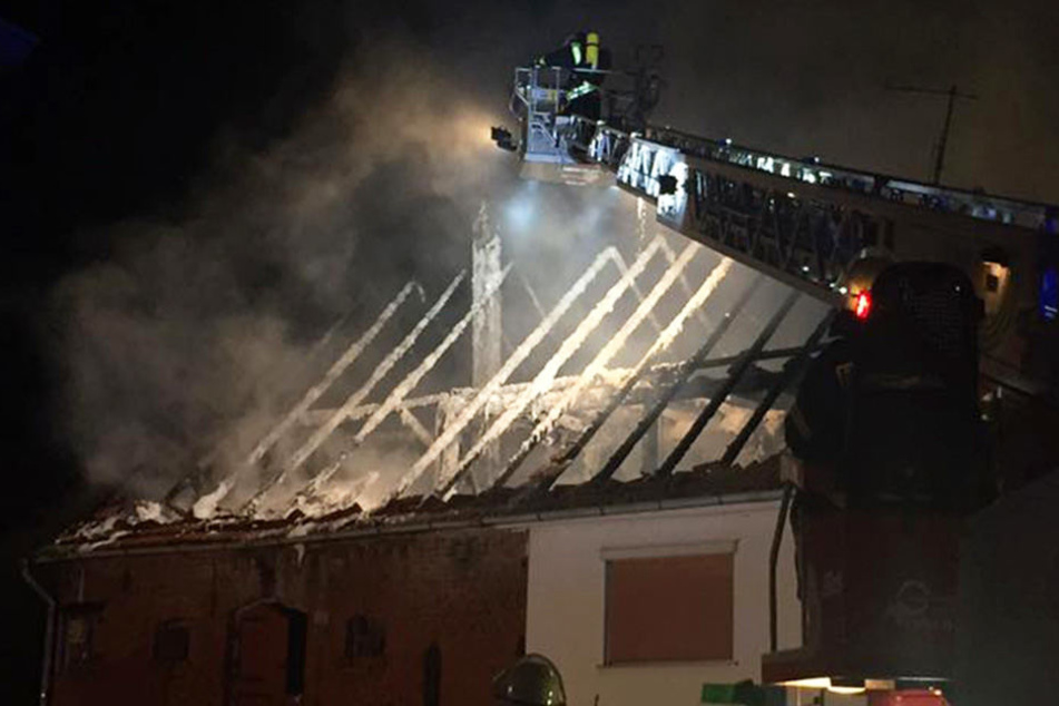 In einem Bauernhof-Wohnhaus brach im Dachstuhl ein Brand aus, am Ende fackelte das gesamte Haus ab.