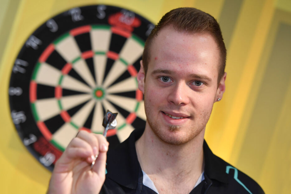 Wirft mit einem Boxhandschuh als Handicap: Dart-Star Max Hopp (22).