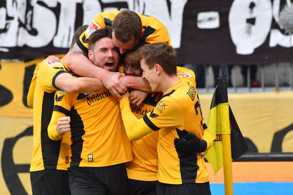 Freude pur: Nach dem 1:0 war der Jubel bei den Dresdnern groß.