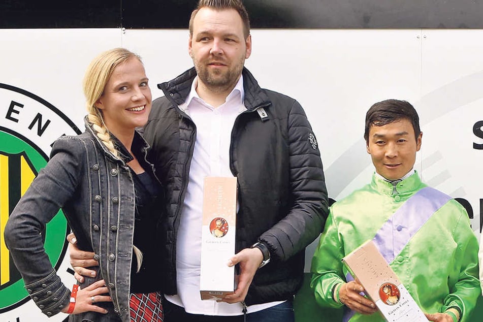 Dana Peter (l.), Stellvertretende Chefredakteurin
der MOPO, bei der Siegerehrung für Bayarsaikhan
Ganbat (r.), der auf Be My Star den Großen
Preis der Dresdner Morgenpost gewann.