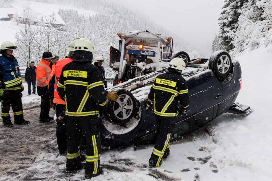 Die 25-Jährige ist auf der mit Schneematsch bedeckten Straße vermutlich zu schnell unterwegs gewesen.