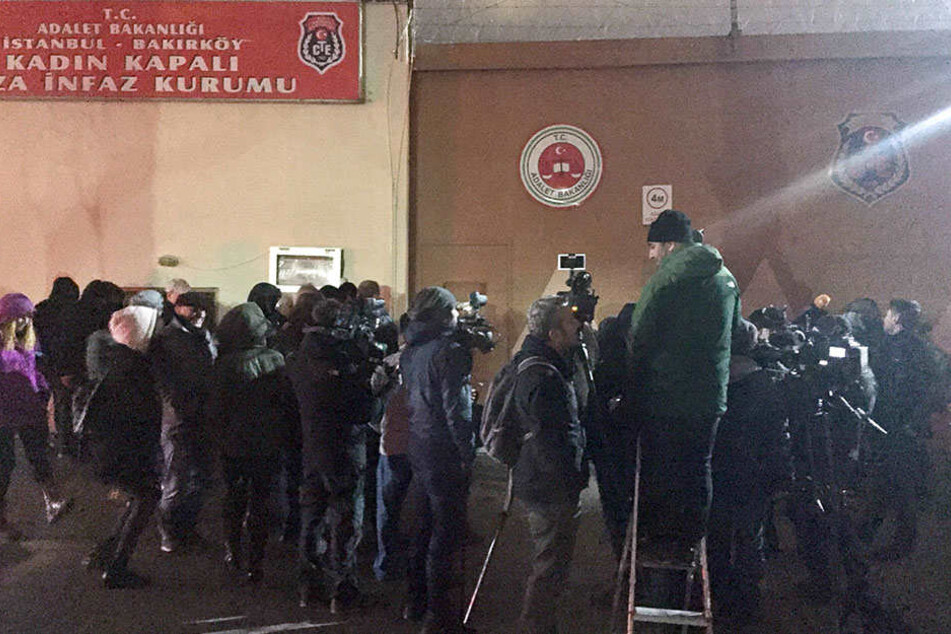 Zahlreiche Journalisten warten am 18.12.2017 vor dem Frauengefängnis im Stadtteil Bakirköy in Istanbul auf die Freilassung von Mesale Tolu.