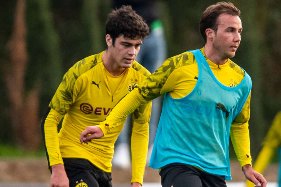 Mario Götze im Dortmunder Trainingslager am Ball, hinter ihm Youngster Giovanni Reyna
