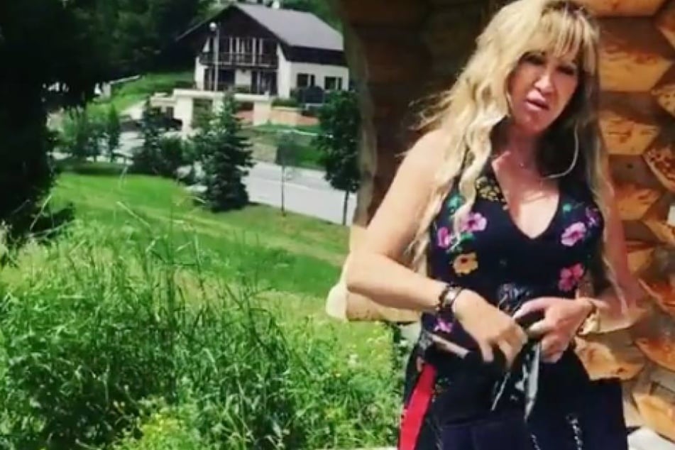 Carmen Geiss vor der Berghütte mit Wasserschaden.