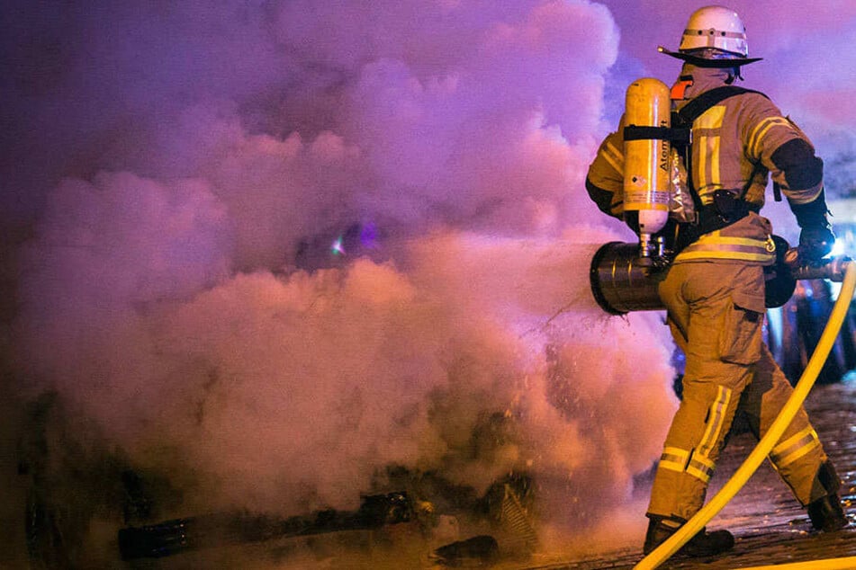 Die Feuerwehr konnte ein Übergreifen der Flammen auf die Nachbargaragen verhindern.