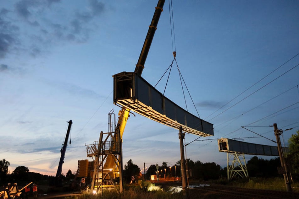 Spektakulärer Anblick: Die geschlossene Wismut-Förderbrücke wird abgerissen.