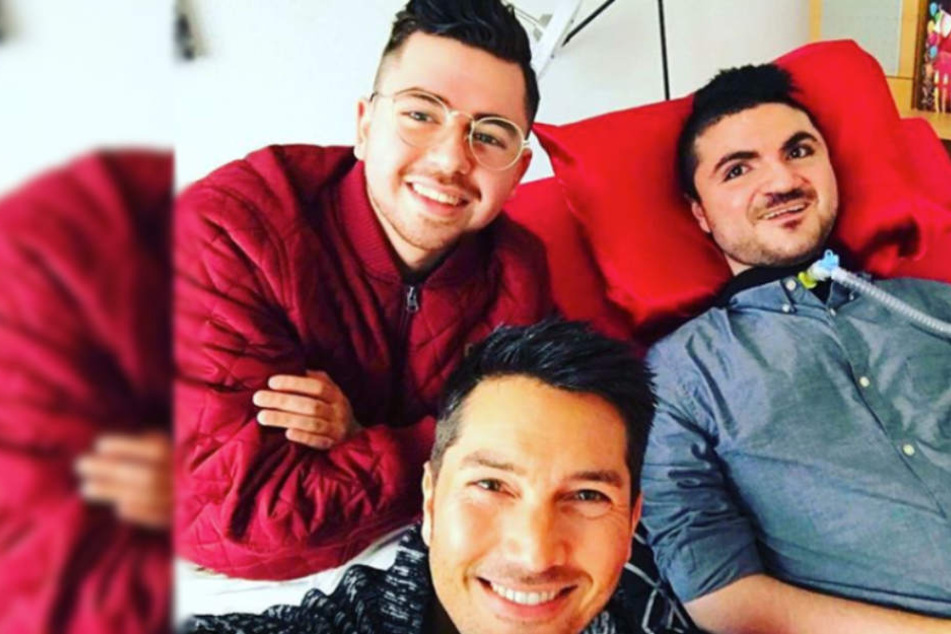 Noh Gouri (r.) wird beim Atmen von einer Trachealkanüle unterstützt.