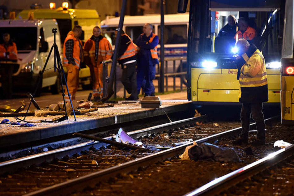 Polizisten sichern die Straßenbahnhaltestelle.