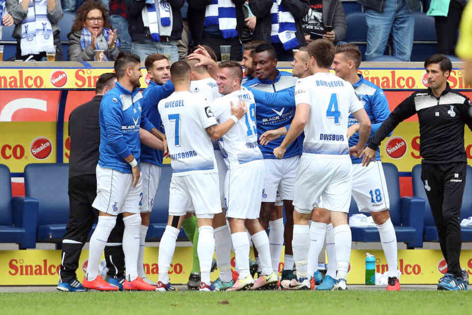 Die Duisburger feiern ihren Treffer zum 1:0.