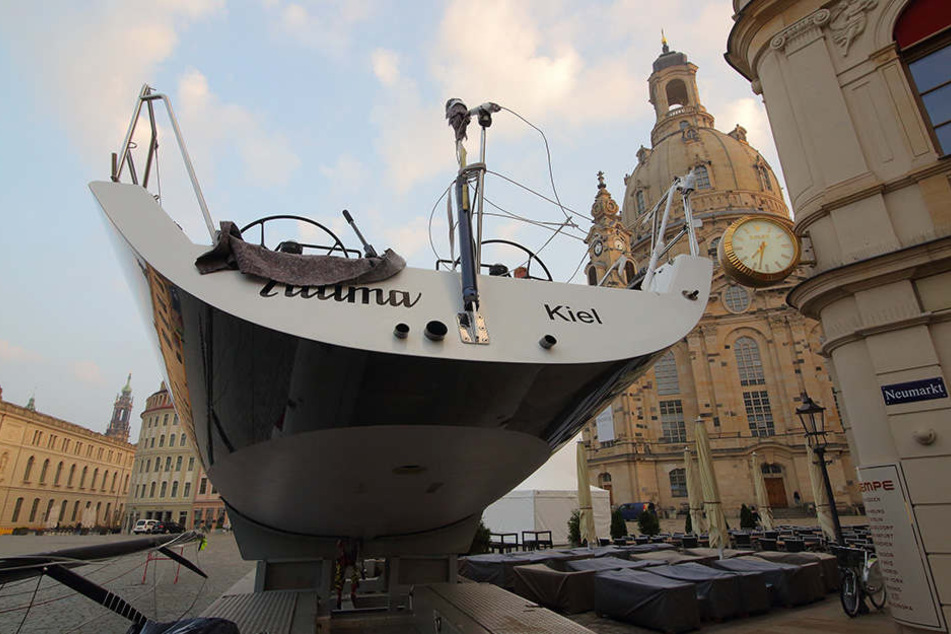 Am frühen Morgen kommt die schnelle Yacht Tutima auf dem Neumarkt an.