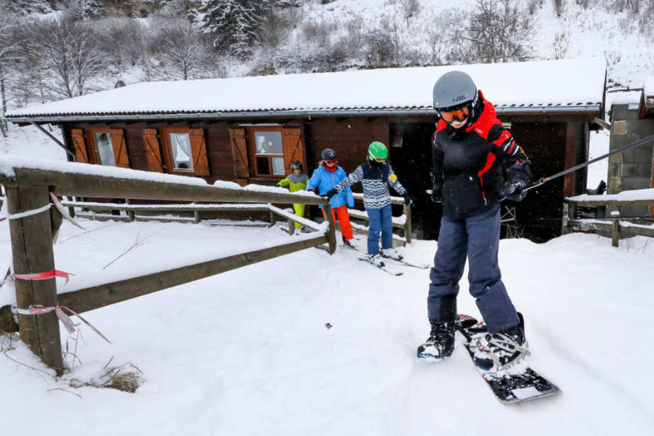 Ski- und Snowboardfahrer lassen sich am Laiernberglift auf der Schwäbischen Alb die Piste hochziehen.