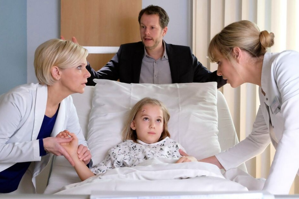 Clara (6) wird mit Kopfschmerzen in die Sachsenklinik eingeliefert. Schnell wird klar, dass sie schnell operiert werden muss.