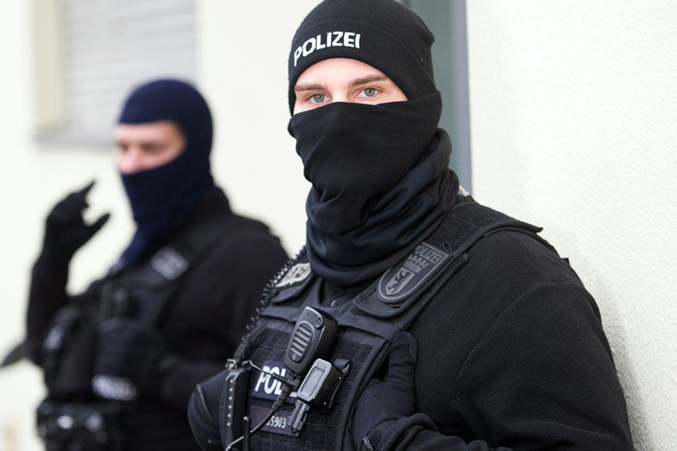 Poliziten bei einer Razzia gegen Gefährder. (Symbolbild)