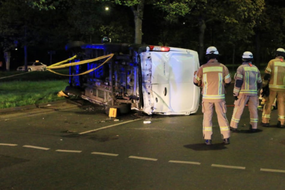 Der umgekippte Kleintransporter wurde von der Feuerwehr wieder aufgerichtet.