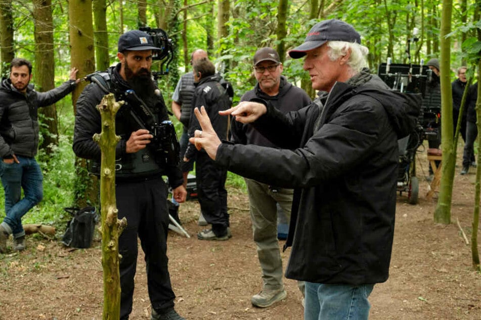 Kameramann Roger Deakins (r.) erklärt seiner Crew, wie sie vorgehen soll.