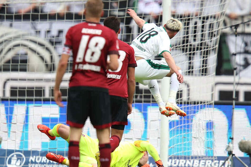 Josip Drmic überspringt die Hürde Nürnberg und trifft zum 1:0.