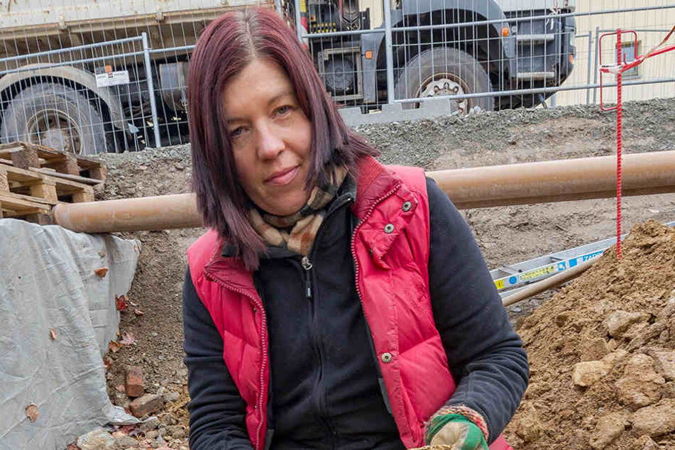 Knochengrube: Die Berliner Forscherin Bettina Jungklaus (50) zeigt Teile der
im alten Annaberger Kloster gefundenen Skelette.