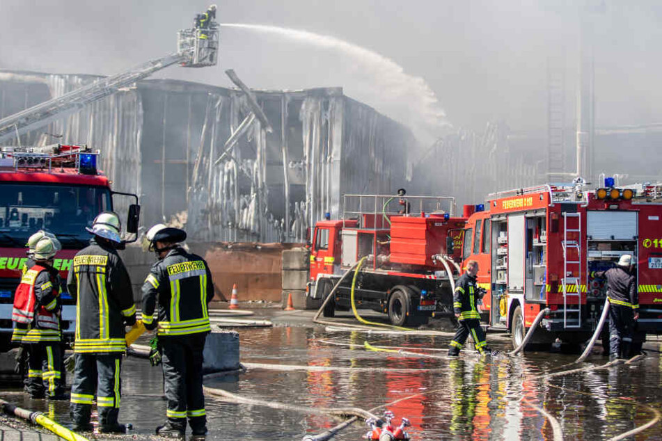 Der Brand hatte sich auf vier Hallen ausgedehnt.