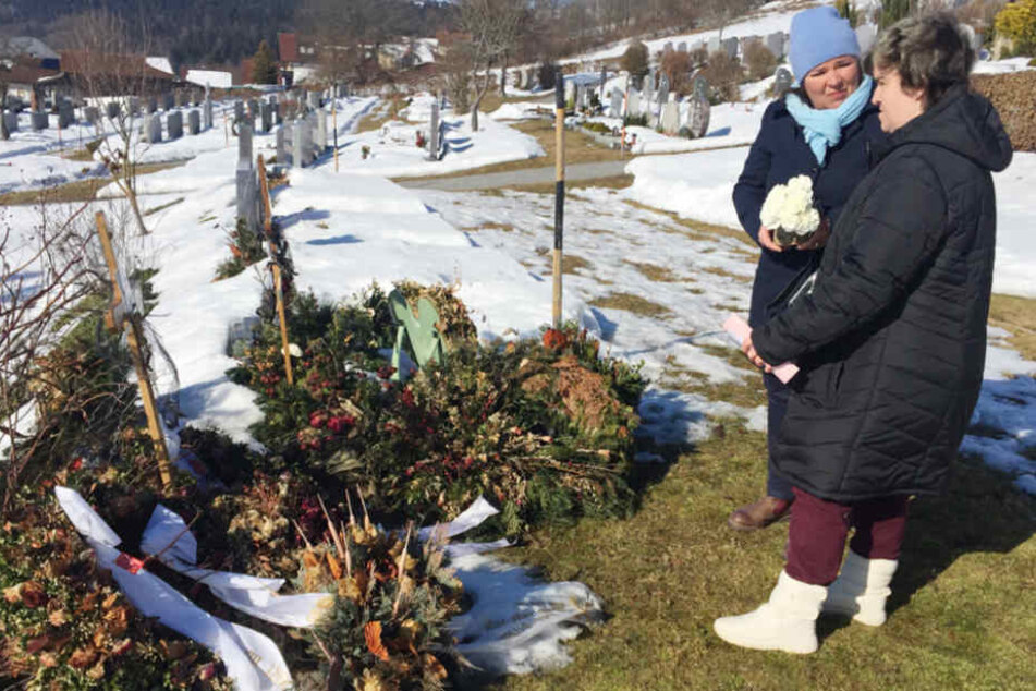 Vera Int-Veen (49) trauert gemeinsam mit Schützling Beate (34) am Grab von Mama Irene (†64).