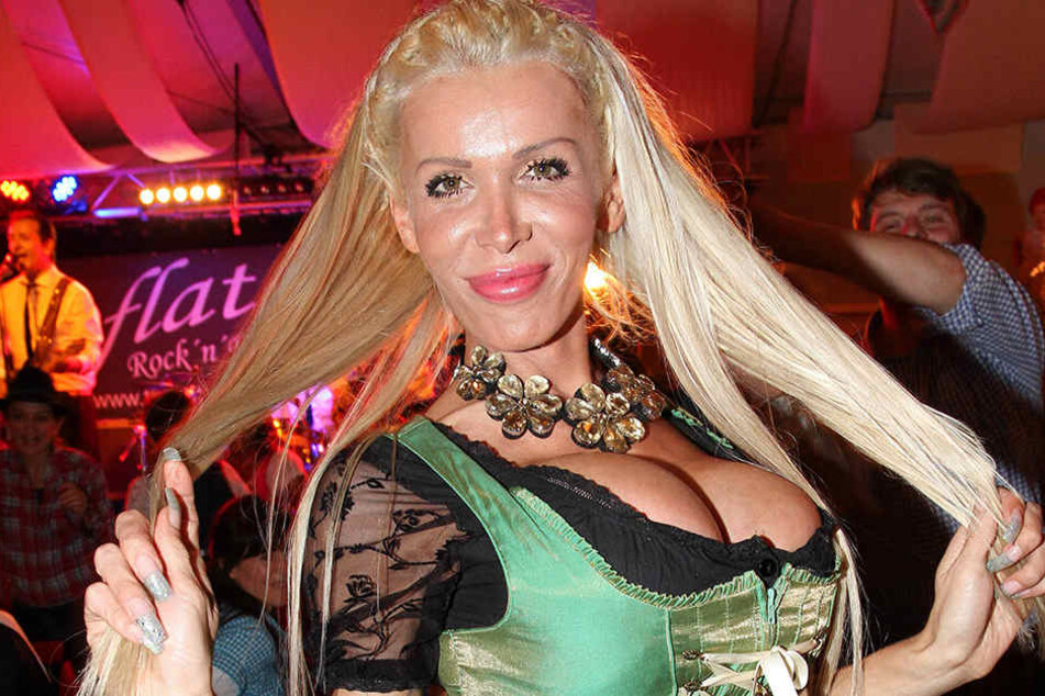 Pralles Dekolleté, wasserstoffblondes Haar: Schmeißt sich Edona James (29) so an Bert Wollersheim ran?