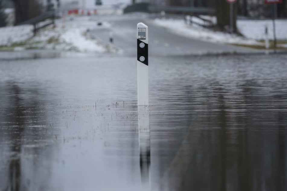Eine überflutete Straße bei Daugendorf (Kreis Biberach).