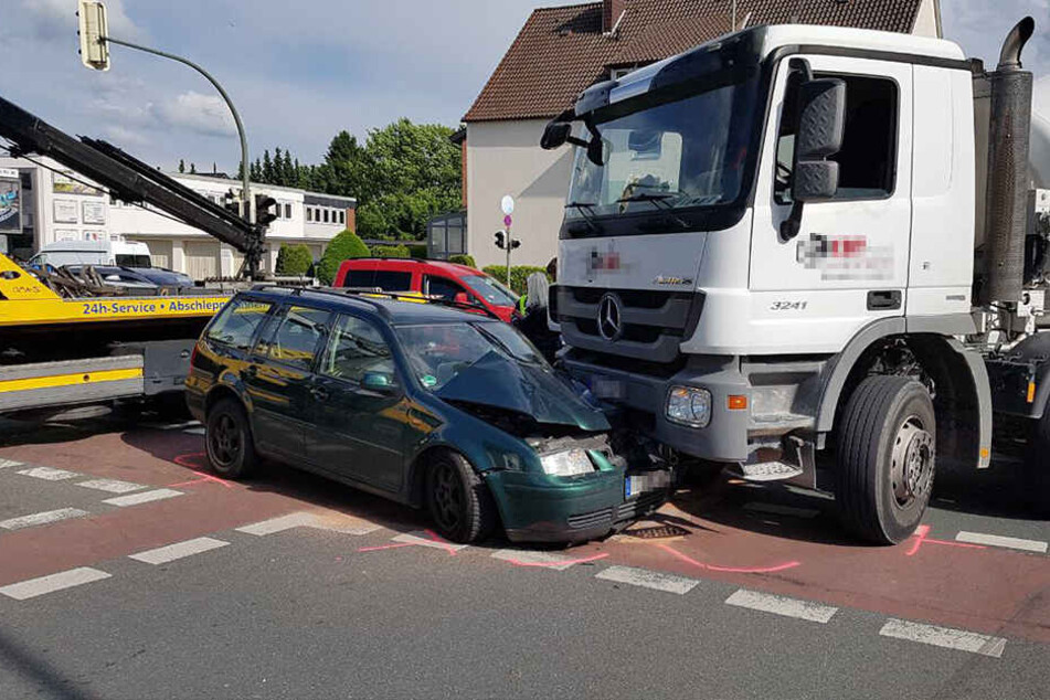 Der Betonmischer-Fahrer wollte nach links abbiegen als es krachte.