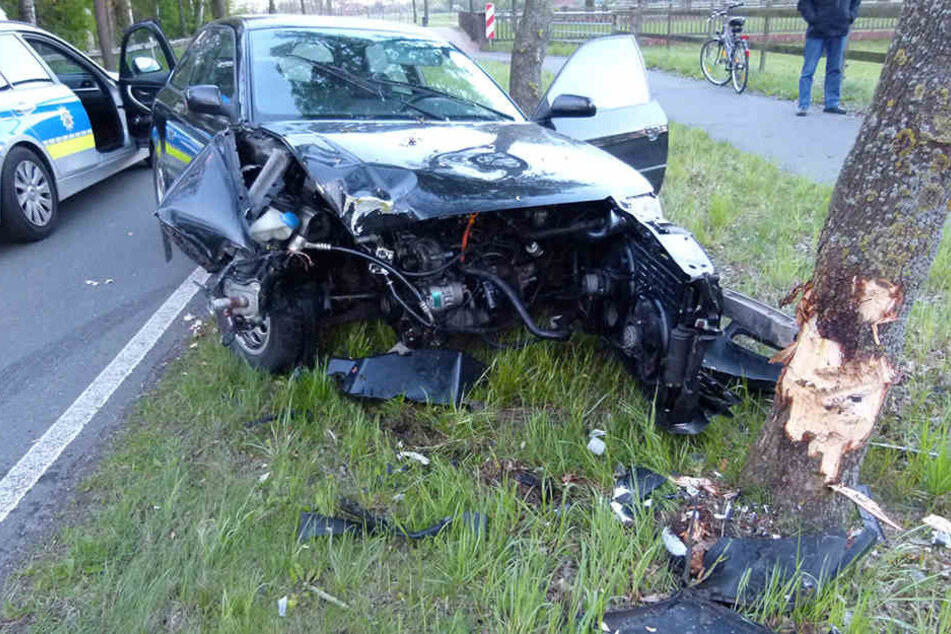 Der Audi wurde bei dem Unfall komplett zerstört und musste abgeschleppt werden.