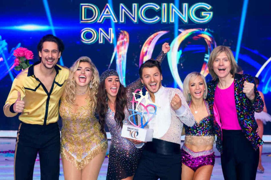 Die Paare im Finale (l-r): David Vincour und Sarina Nowak, Sarah Lombardi und Joti Polizoakis sowie Annette Dytrt und John Kelly.