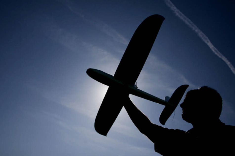 Der Modellflieger traf den Mann direkt am Kopf. Dadurch wurde er schwer verletzt. (Symbolbild)