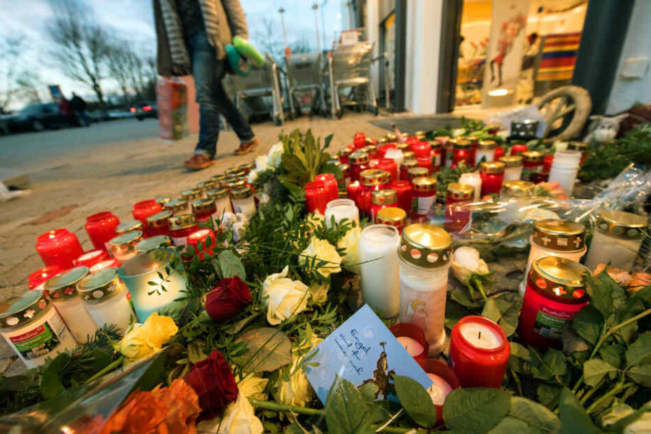 Dezember 2018: Nach dem Messerangriff auf die 15-jährige Mia liegen Blumen und Kerzen vor dem Drogeriemarkt, in dem die Bluttat geschah.