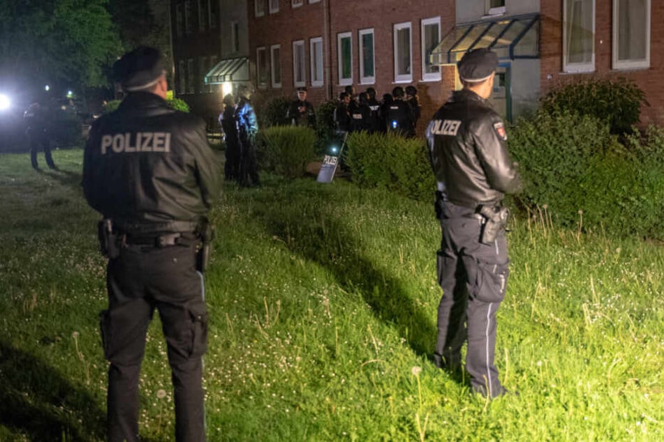 Polizeibeamte stehen vor einem Wohnhaus in Rahlstedt.