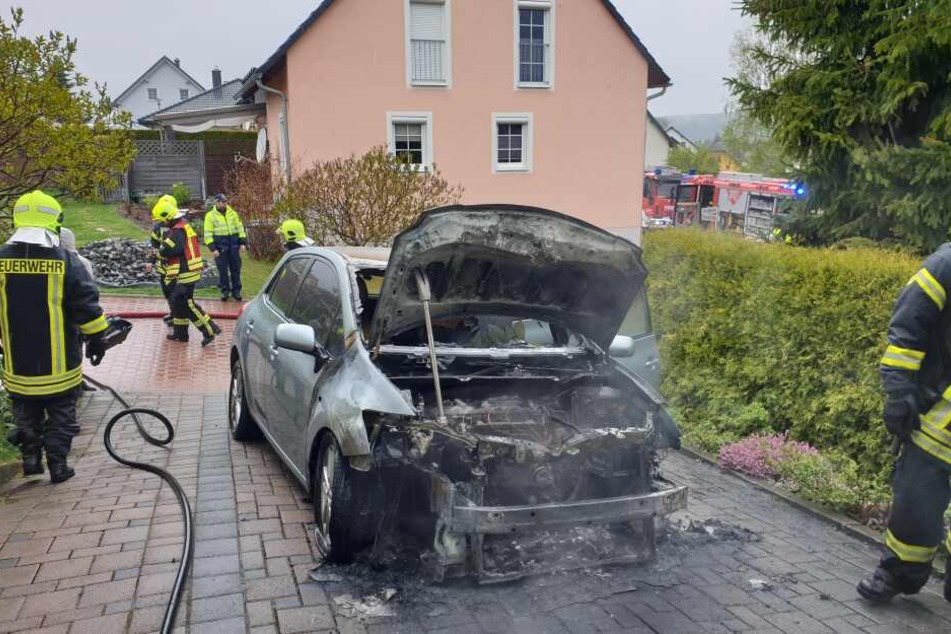 Der Toyota brannte aus.