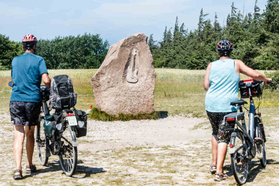 Der Jimmy-Hendrix-Gedenkstein am Flügger Strand auf Fehmarn erinnert an den Auftritt des Rockmusikers beim "Love-and-Peace-Festival".