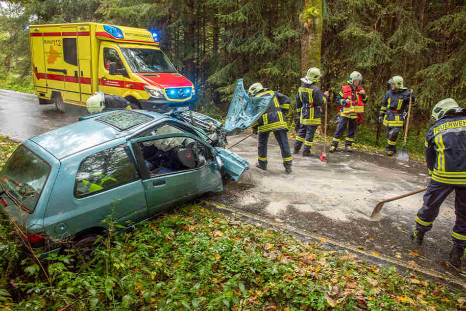 Der Renault wurde bei dem Unfall stark demoliert.