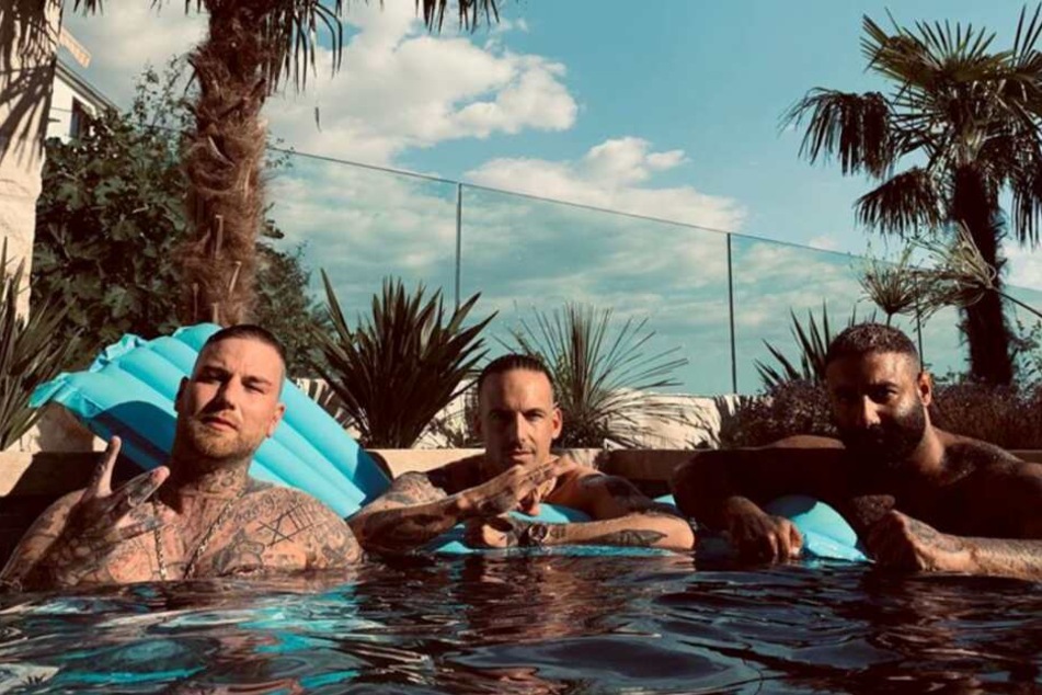 Marten, Raf Camora und ein weiteres Banden-Mitglied lassen es sich im Pool gut gehen.